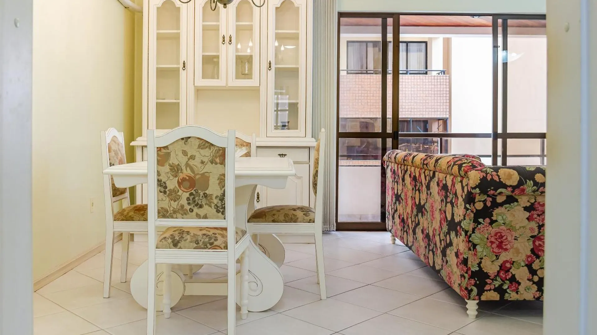 Elegancia Classica A 1 Quadra Da Praia Em Bc N704 Balneário Camboriú